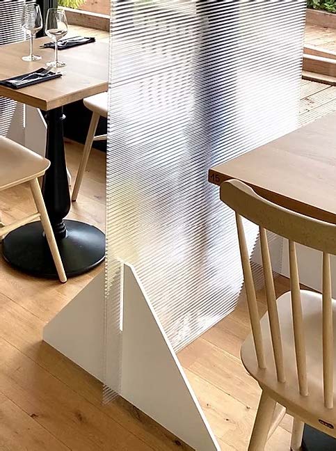Protection plexiglas anti-covid à fixer sur une table restaurant ou bureau